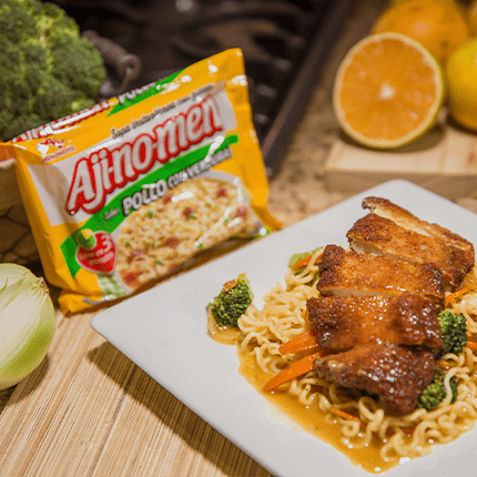 Fideos con filete de pollo crunchy y salsa de naranja